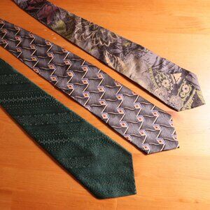 3 ties, lightly used with little or no signs of wear. 3 vintage ties classic